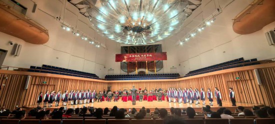 重庆大学城树人小学校管乐团参加比赛。