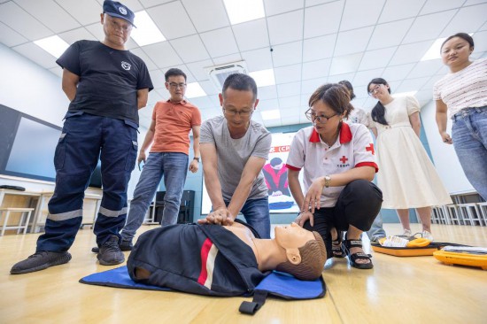 在浙江省湖州市吴兴区龙泉小学,红十字会救护员对教职工进行自动体外除颤器(AED)使用培训。新华社发(伊凡摄)