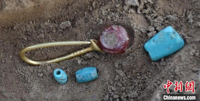北京丰台新宫遗址内大坨头文化墓葬出土的金耳环和绿松石粒等 国家文物局供图