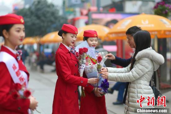 四川一高校开“浪漫”课 情人节卖花挣学分 四川一高校开“浪漫”课 情人节卖花挣学分