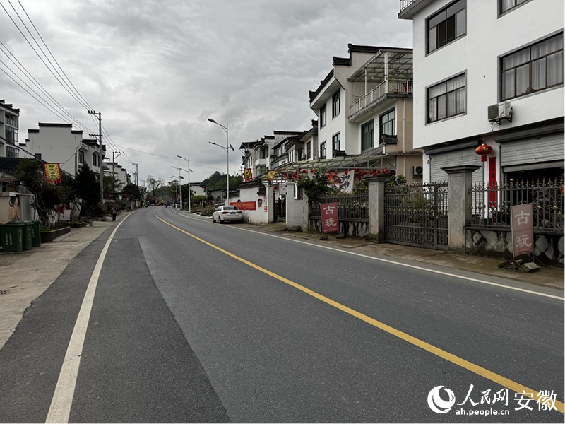 宽敞的S347公路穿过瞻淇村。人民网记者 胡雨松摄