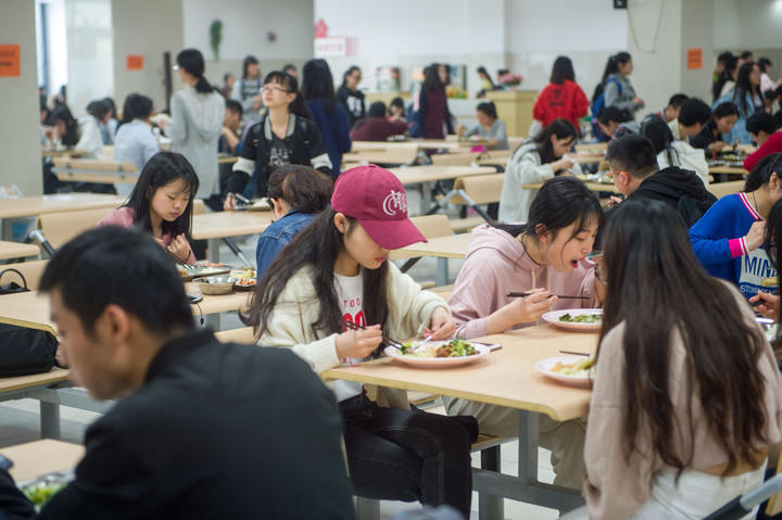 高校食堂卖“两元盖浇饭” 12年不涨价