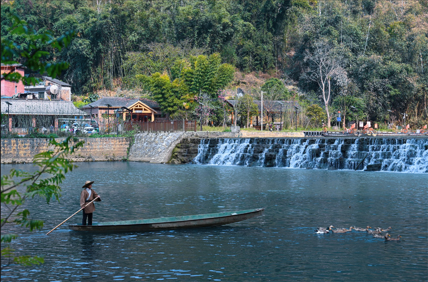 世外桃源春光好。网友“坐井说天阔”摄