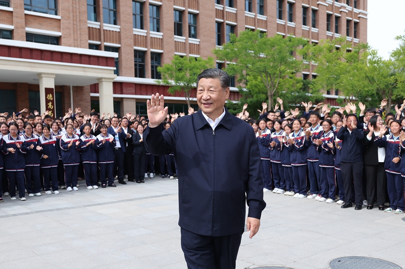 2024年6月18日，习近平总书记在青海果洛西宁民族中学考察时，向师生们挥手致意。