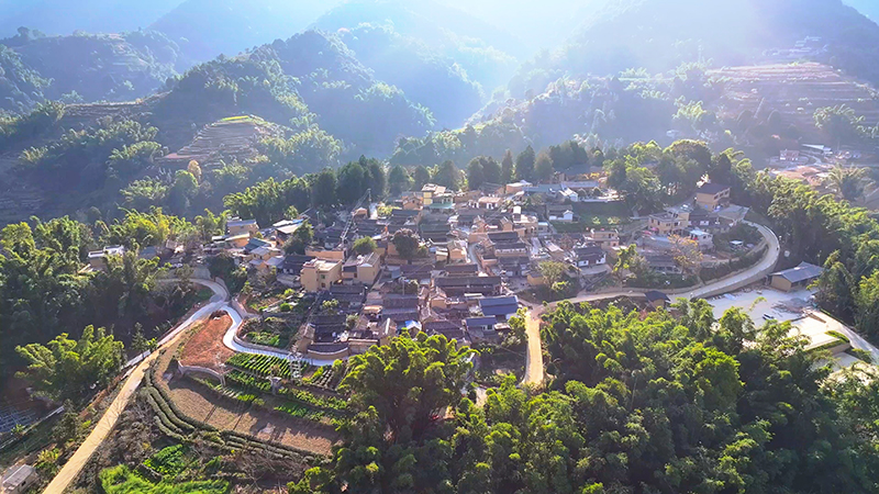 【1】曼海村全景。陶思源-摄