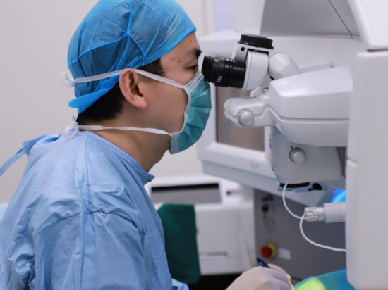 北京大学人民医院眼科及眼视光中心副主任王凯在为患者做近视手术。(受访者供图)