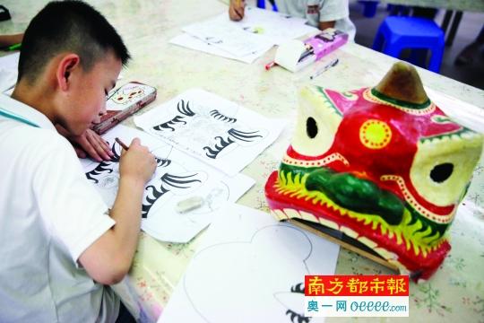 传承传统文化 80后女教师把“扎狮头”带进小学