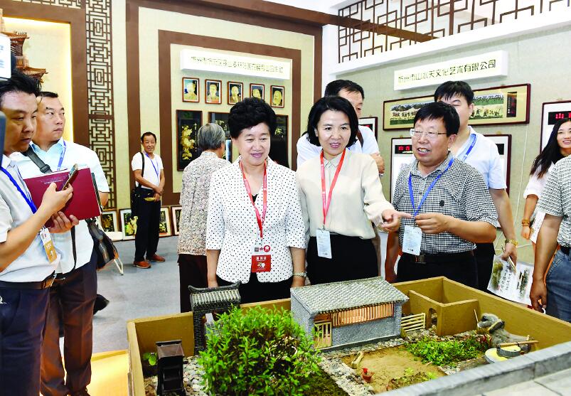 图为8月24日上午,市委常委,宣传部长陈义青,副市长王月娥巡视忻州展厅