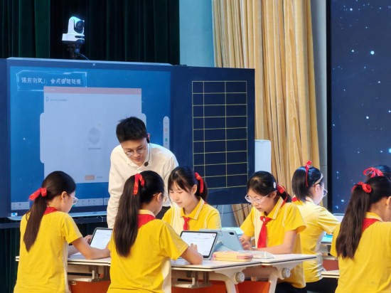 重庆科学城树人思贤小学校教师执教“S2C”示范课。