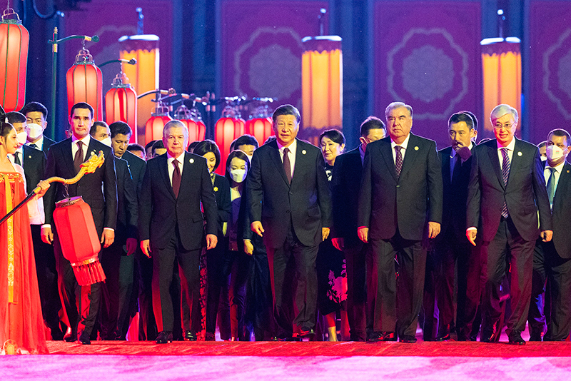 2023年5月18日晚,习近平主席和夫人彭丽媛在陕西省西安市大唐芙蓉园为出席中国-中亚峰会的中亚国家元首夫妇举行欢迎仪式和欢迎宴会。