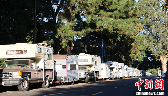 当地时间7月30日，美国硅谷山景城克里山托大道停靠的房车。越来越多的工薪阶层无力负担房租，选择住在房车里。<a target='_blank' href='http://www.chinanews.com/' _fcksavedurl='http://www.chinanews.com/'></table>中新社</a>记者 刘丹 摄