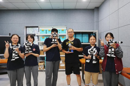 重庆八中科学城中学校科创社团。