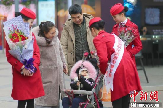 四川一高校开“浪漫”课 情人节卖花挣学分 四川一高校开“浪漫”课 情人节卖花挣学分