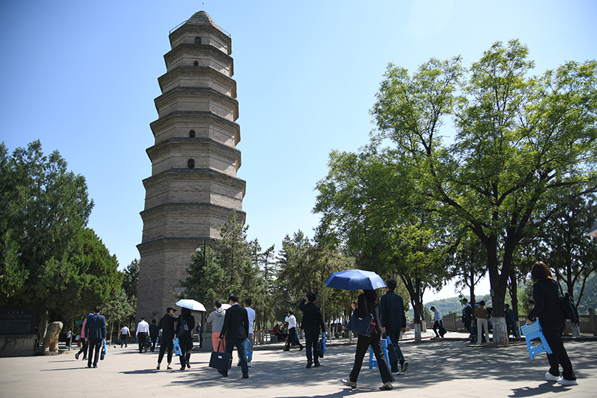 图为2024年5月7日,游客在延安宝塔山参观。 新华社记者 张博文 摄