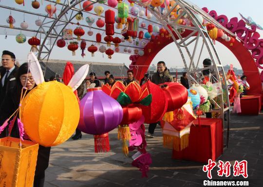 百余小学生西安城墙捐“爱心花灯”资助留守儿童