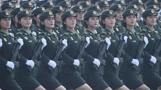 这是行进中的女兵方队。新华社记者 刘大伟 摄