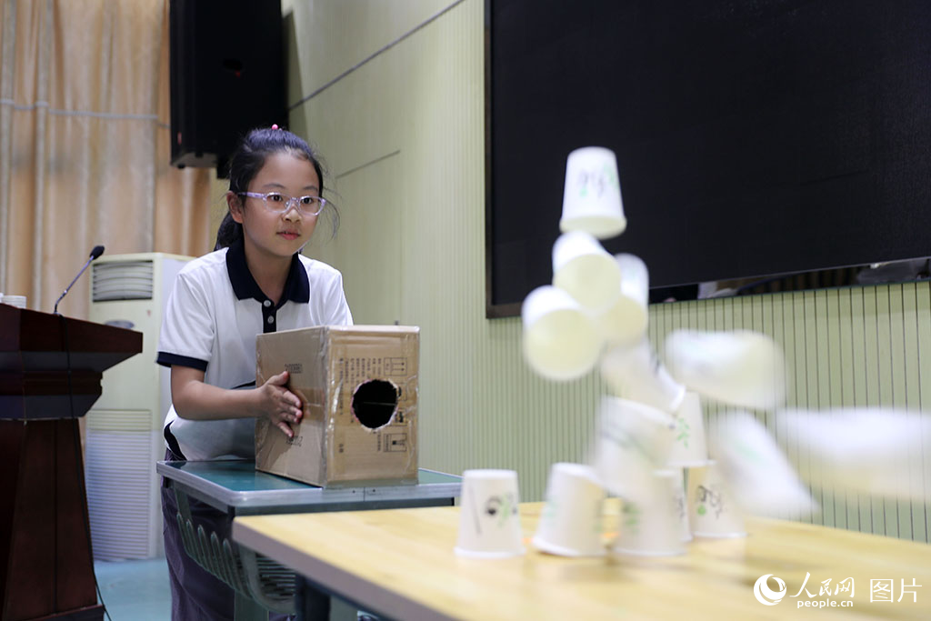 2026年5月29日，天津平山道小学的学生利用空气炮发射压缩空气，击倒纸杯塔。人民网记者 崔新耀摄