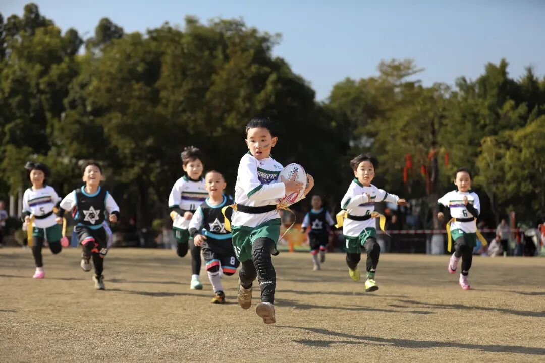 福建省福州市儿童公园，幼儿组队员正在进行橄榄球比赛。谢贵明摄（人民视觉）