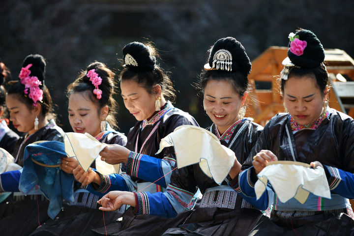 2019年3月12日,在贵州省黎平县侗品源传统工艺农民专业合作社,侗族妇女在刺绣。新华社记者 杨文斌 摄