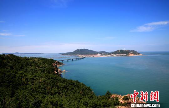 烟台环境优美、气候宜人,遍布的海水浴场、滨海观光景点为游艇帆船产业发展创造了条件。(资料图) 杨兵 摄