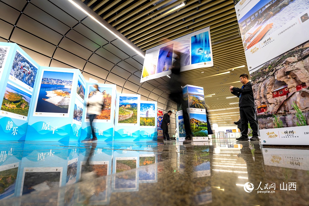 观众正在欣赏摄影作品。