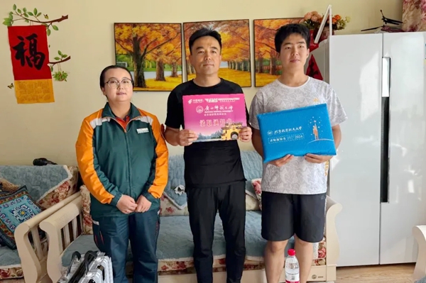 刘傲寒父子收到录取通知书。北航供图